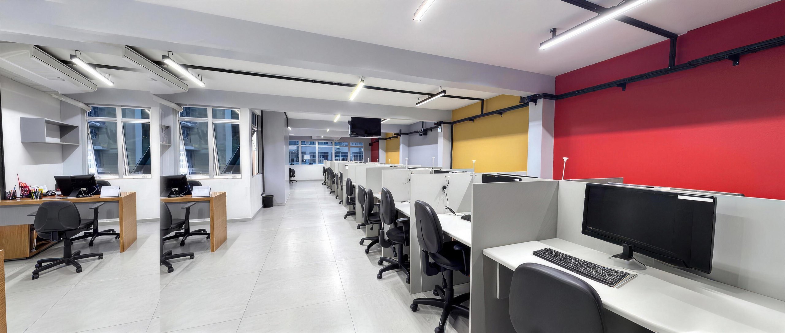 Sala comercial montada com 31 mesas de trabalho no Centro de Florianópolis