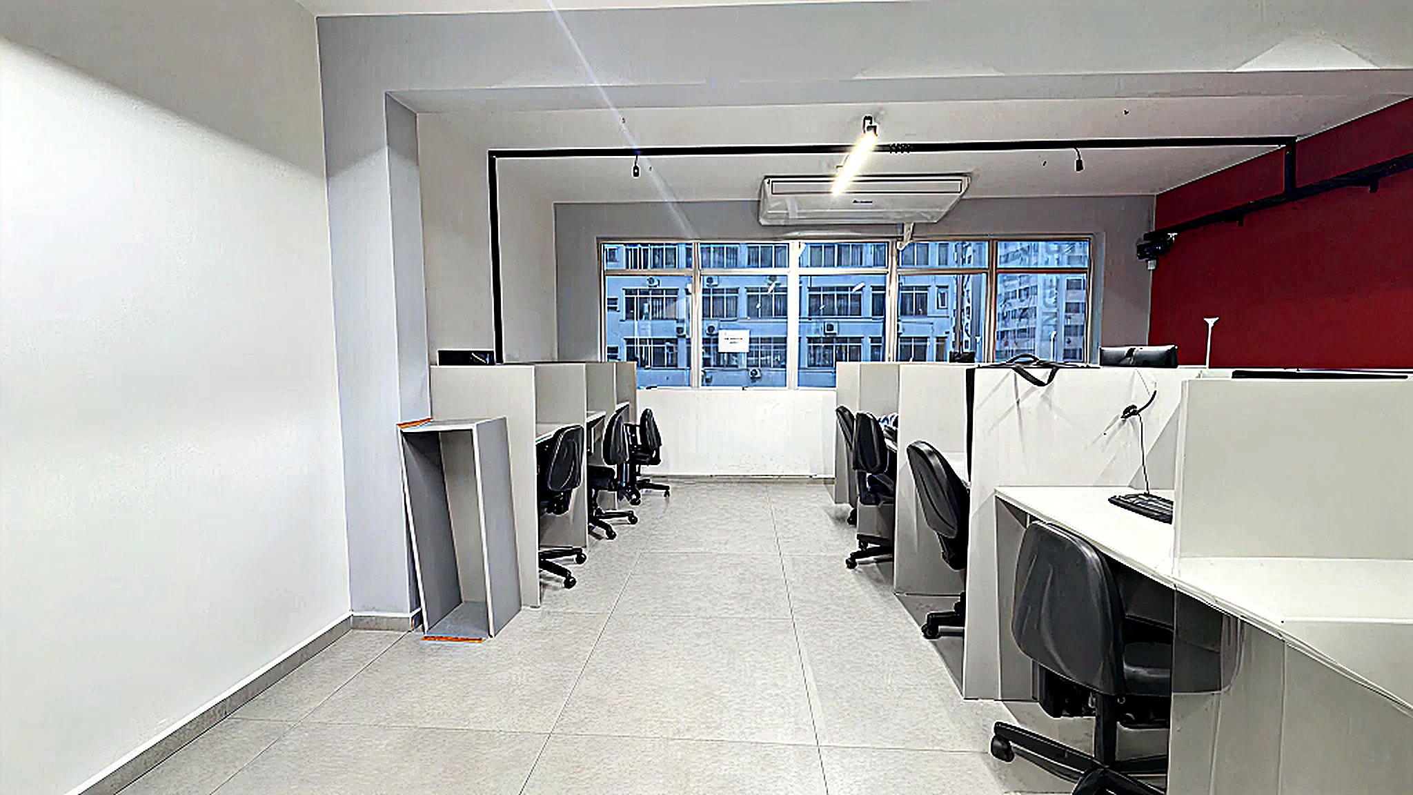 Salão com luz natural e vista da cidade